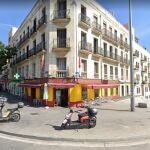 La cafetería Oliva se ubica en la calle Antonio López en confluencia con la glorieta de Cádiz