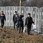 Varios inmigrantes en la frontera turcogriega en Edirne