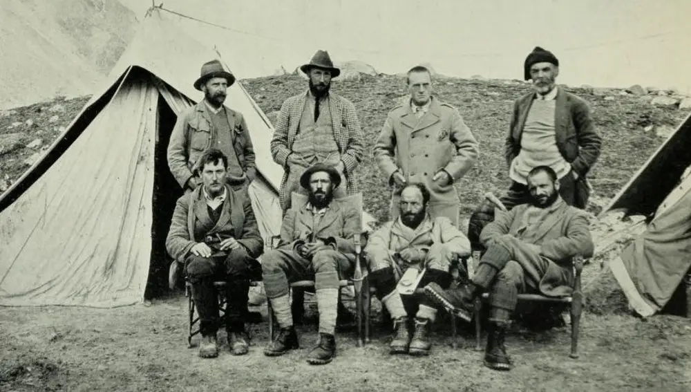 Expedición británica de 1921 al Himalaya. George Mallory está sentado en la fila delantera, el primero por la izquierda. Gracias a esta primera exploración del terreno y los valles circundantes del Everest se pudo acometer la aventura de 1922