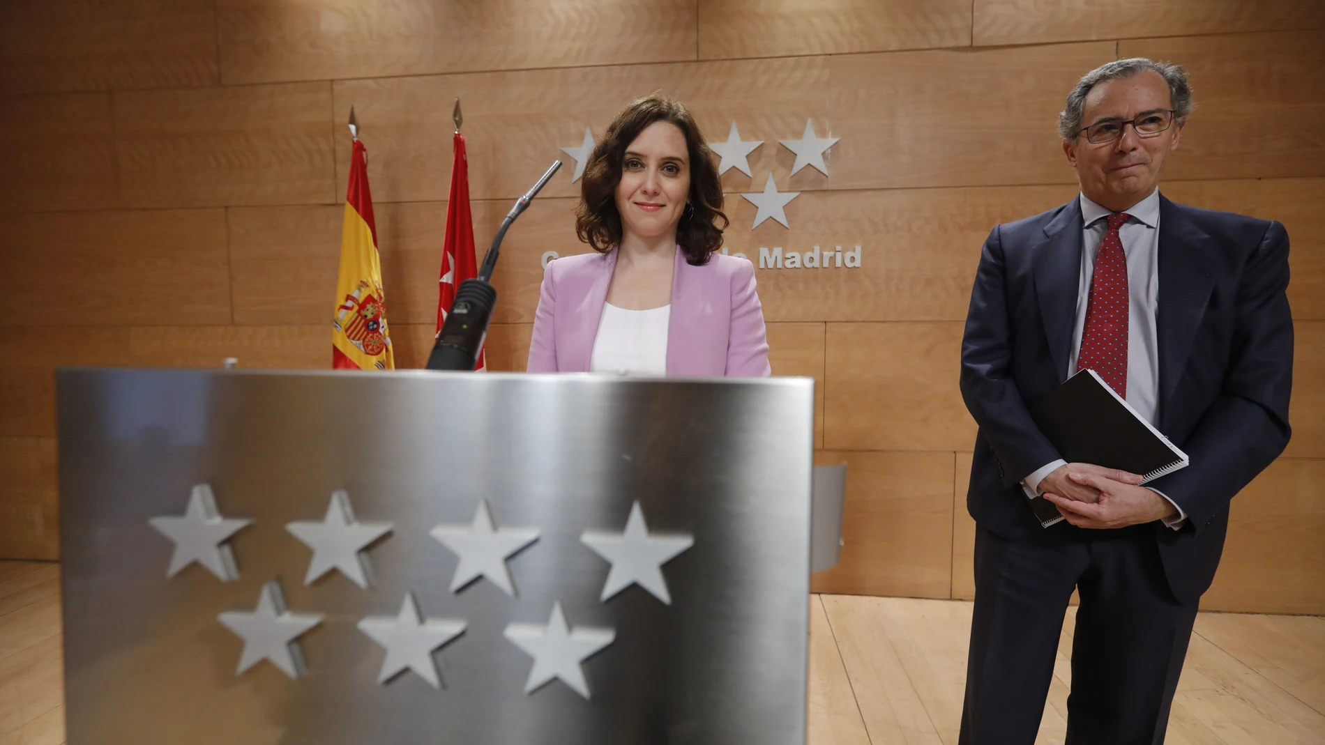 La Presidenta de la Comunidad de Madrid, Isabel Diaz Ayuso, junto al consejero de Educacion, Enrique Ossorio