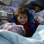 Un niño en la frontera entre turquía y Grecia