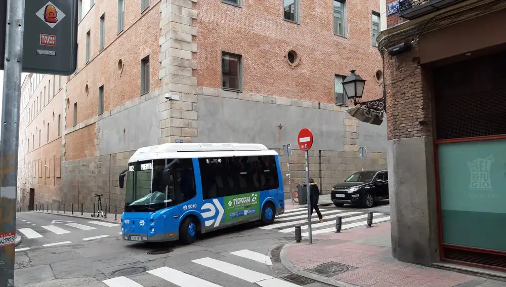 Línea 002 de la EMT, cero emisione sy cero coste, a su paso por la Calle Conde Duque, en el interior de Madrid Central