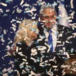 El primer minsitro israelí Benjamin Netanyahu, acompañado de su mujer Sara celebra la victoria electoral del 2M