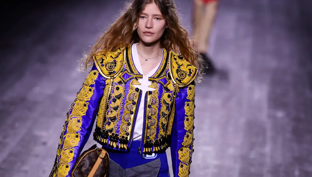 Paris (France), 03/03/2020.- A model presents a creation from the Fall-Winter 2020/21 Women's collection by French designer Nicolas Ghesquiere for Louis Vuitton fashion house during the Paris Fashion Week, in Paris, France, 03 March 2020. The Fall-Winter 2020/21 Women's collection runs from 24 February to 03 March 2020. (Moda, Francia) EFE/EPA/JULIEN DE ROSA