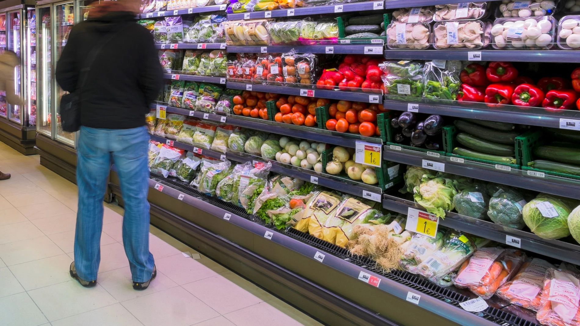 Imagen de la sección de verduras de un supermercado