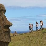 La Isla de Pascua sopesa restringir el acceso con coches tras una colisión contra un moai
