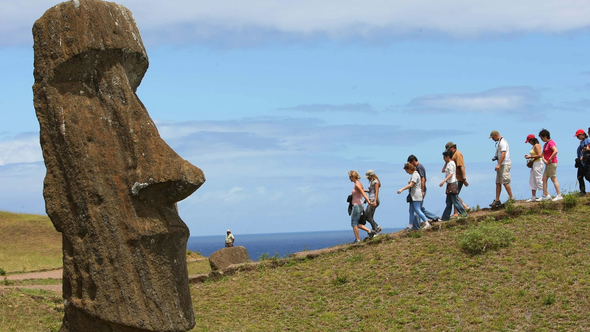 Chile.- La Isla de Pascua sopesa restringir el acceso con coches tras una colisión contra un moai