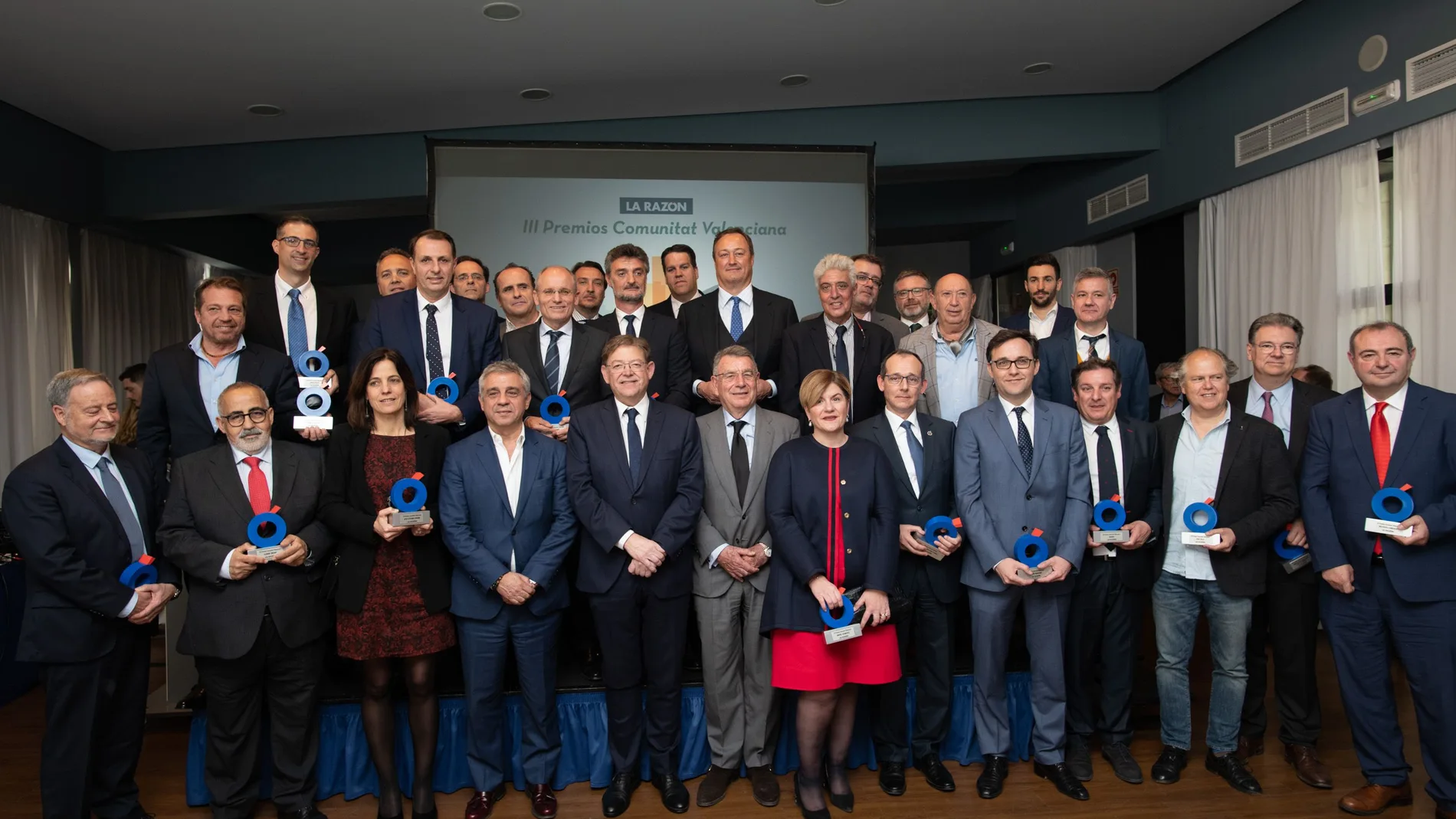 El presidente de la Generalitat, Ximo Puig, junto a todos los premiados en una foto de familia