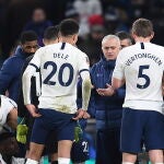 Mourinho, con sus jugadores antes de la tanda de penaltis en la que fueron eliminados de la FA Cup