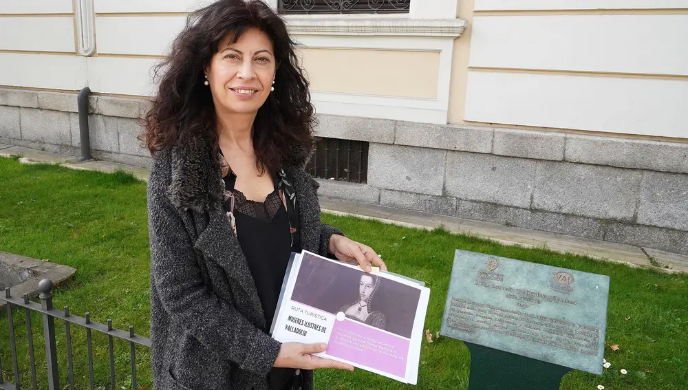 Ana Redondo posa junto a la placa dedicada a Rosa Barrena y Nicolasa Centeno frente al Palacio Real de Valladolid