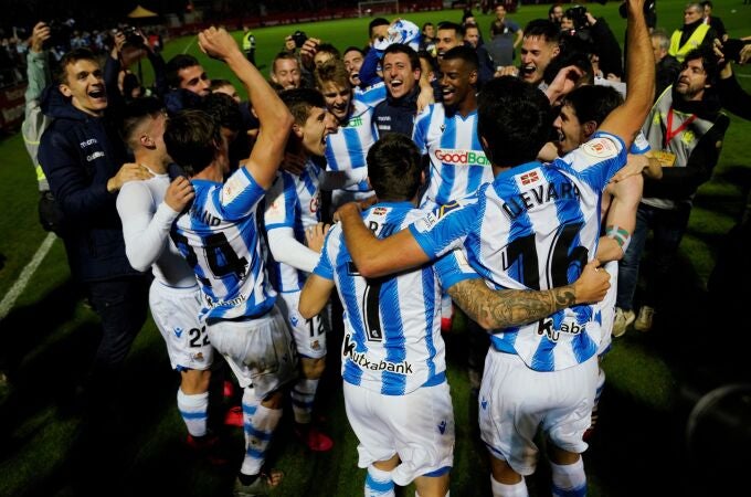 Los jugadores de la Real Sociedad celebran en Anduva su pase a la final de la Copa del Rey