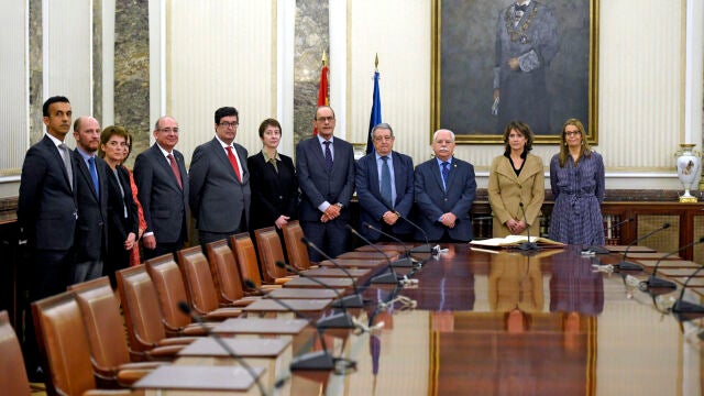 Dolores Delgado (centro- vestida marrón claro), acompañada por el teniente fiscal del Supremo, Luis Navajas (a su derecha) y el resto de componentes del Consejo Fiscal
