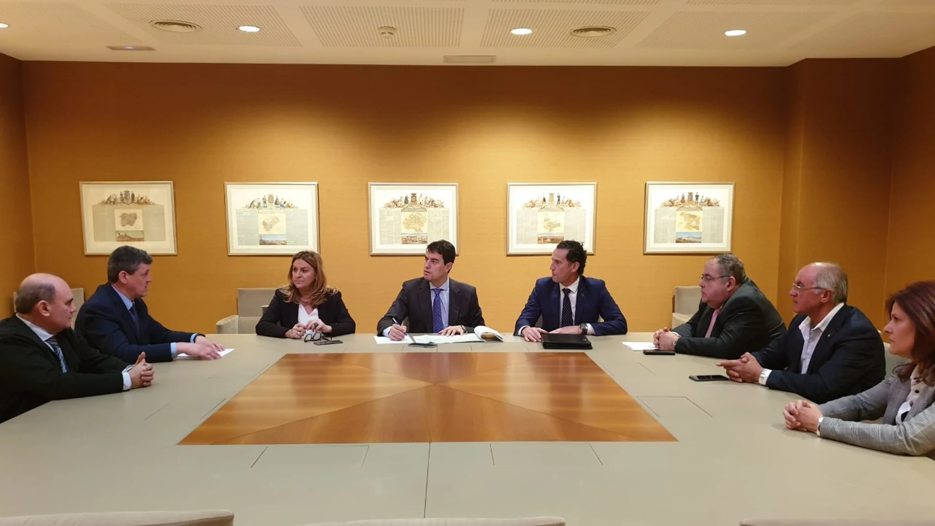 El consejero de la Presidencia, Ángel Ibáñez, se reúne con alcaldes y concejales de Las Merindades