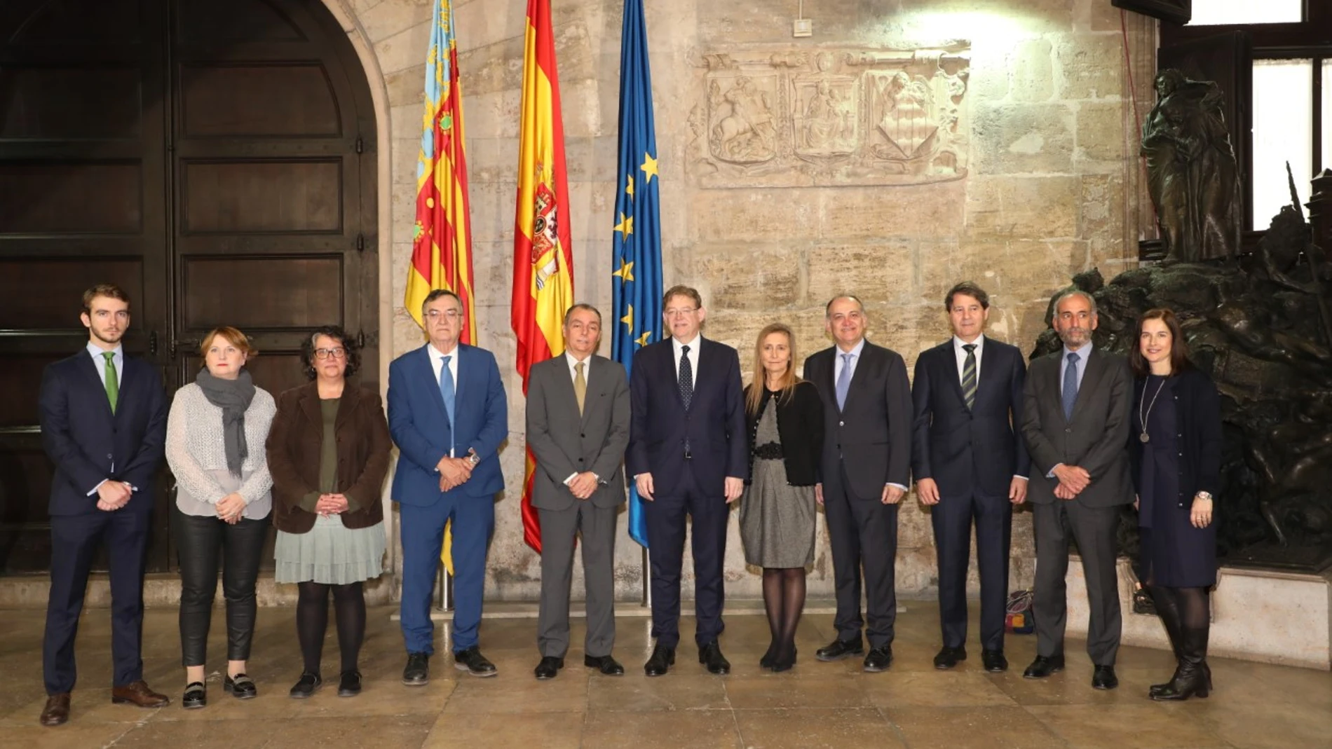 La CEV y la Generalitat han firmado hoy el convenio para que la patronal use las oficinas del Consell en Bruselas. En el extremo izquierdo, Carlos Sala, nuevo hombre de la CEV en Bruselas