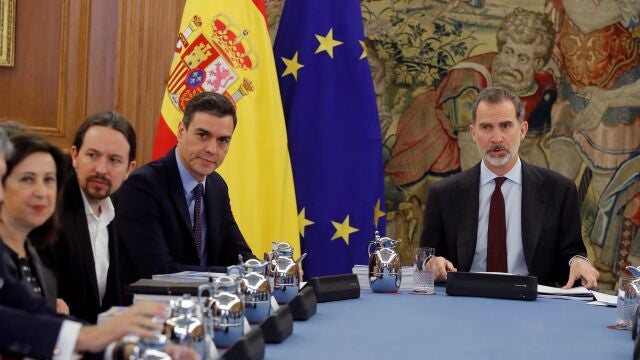 El vicepresidente segundo y ministro de Derechos Sociales y Agenda 2030, Pablo Iglesias (2i), el presidente del Gobierno, Pedro Sánchez (3i), y el Rey Felipe VI (1d), durante la primera reunión del Consejo de Seguridad Nacional en el Palacio de la Zarzuela, en Madrid (España) a 04 de marzo de 2020.04 MARZO 2020Pool04/03/2020
