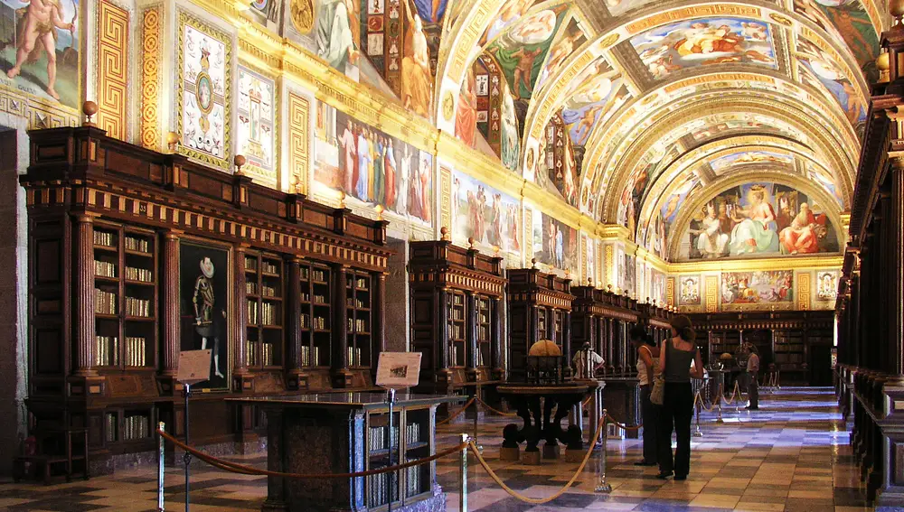 La bonita biblioteca de Felipe II, otro de sus regalos a España.