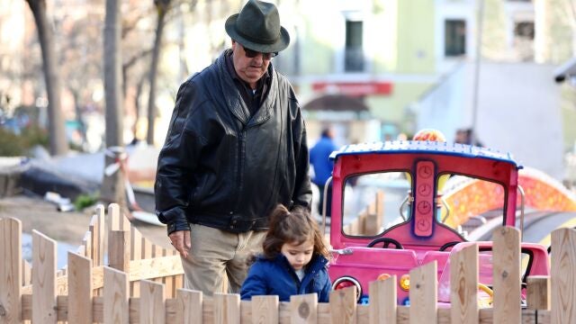 La mitad de los abuelos cuida a sus nietos casi todos los días y el 45% lo hace casi todas las semanas