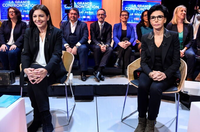Candidatas a la alcaldía de París posan antes de participar en un debate