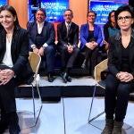 Candidatas a la alcaldía de París posan antes de participar en un debate