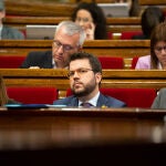 La consellera de Presidencia y portavoz del Govern, Meritxell Budó; el vicepresidente de la Generalitat, Pere Aragonès y el presidente de la Generalitat, Quim Torra en su escaño durante una sesión plenaria en el Parlament de Cataluña para aprobar los presupuestos de la Cámara.