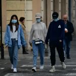 Un grupo de jóvenes pasean por Valencia con mascarillas