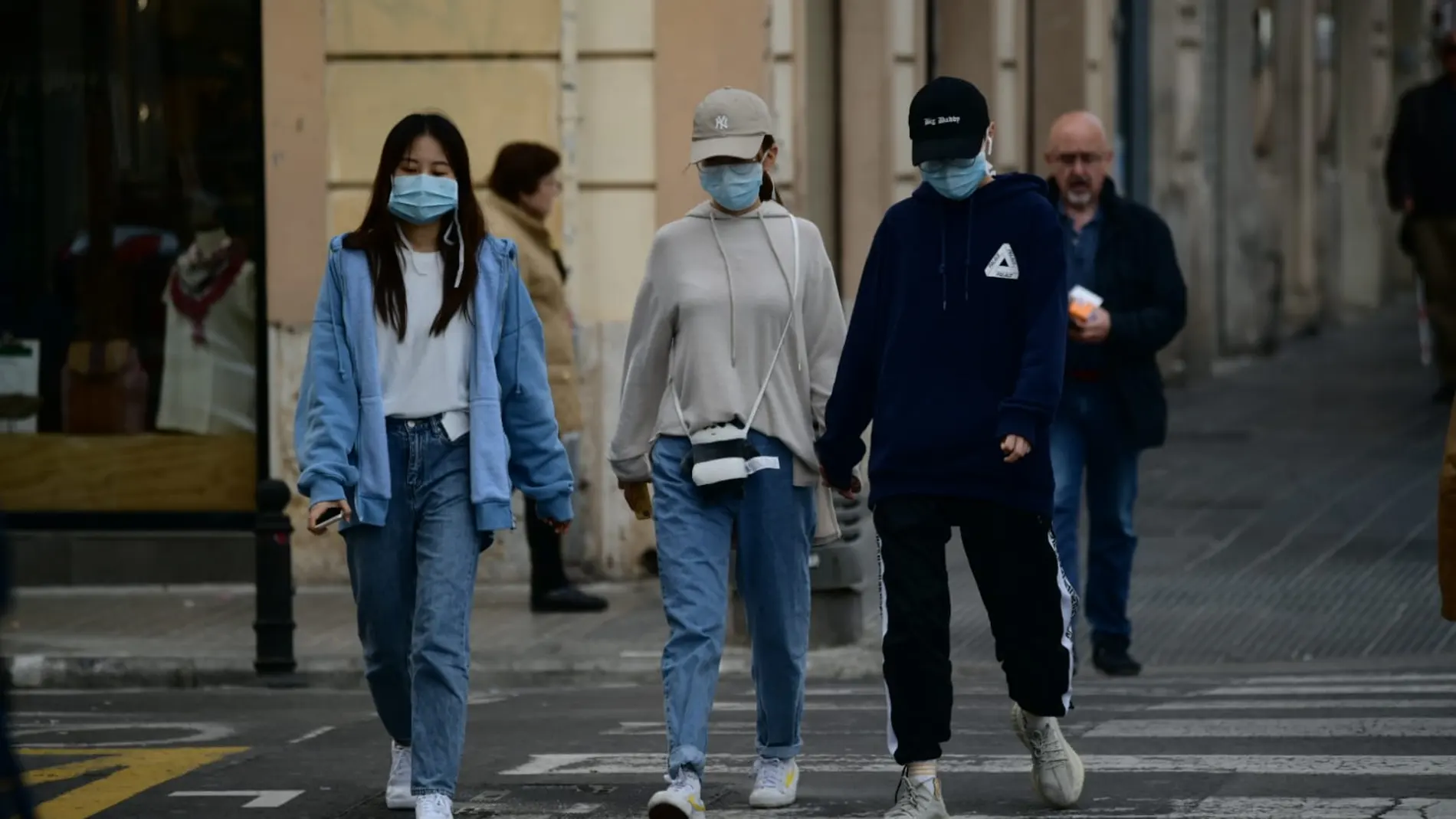 Un grupo de jóvenes pasean por Valencia con mascarillas