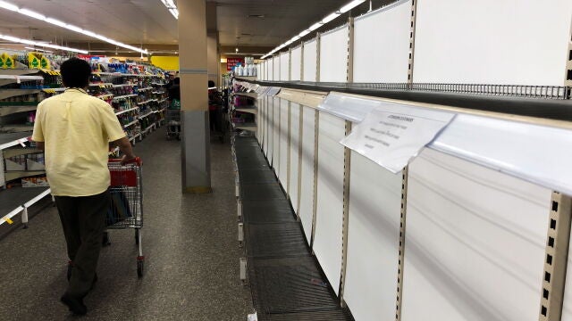 Estanterías vacías en un supermercado de Sídney, Australia