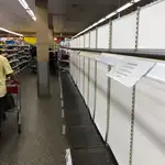 Estanterías vacías en un supermercado de Sídney, Australia