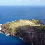 Toma desde una aeronave antes aterrizar en la pista más corta del mundo en el Aeropuerto de Saba / YouTube