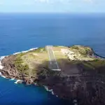 Toma desde una aeronave antes aterrizar en la pista más corta del mundo en el Aeropuerto de Saba / YouTube