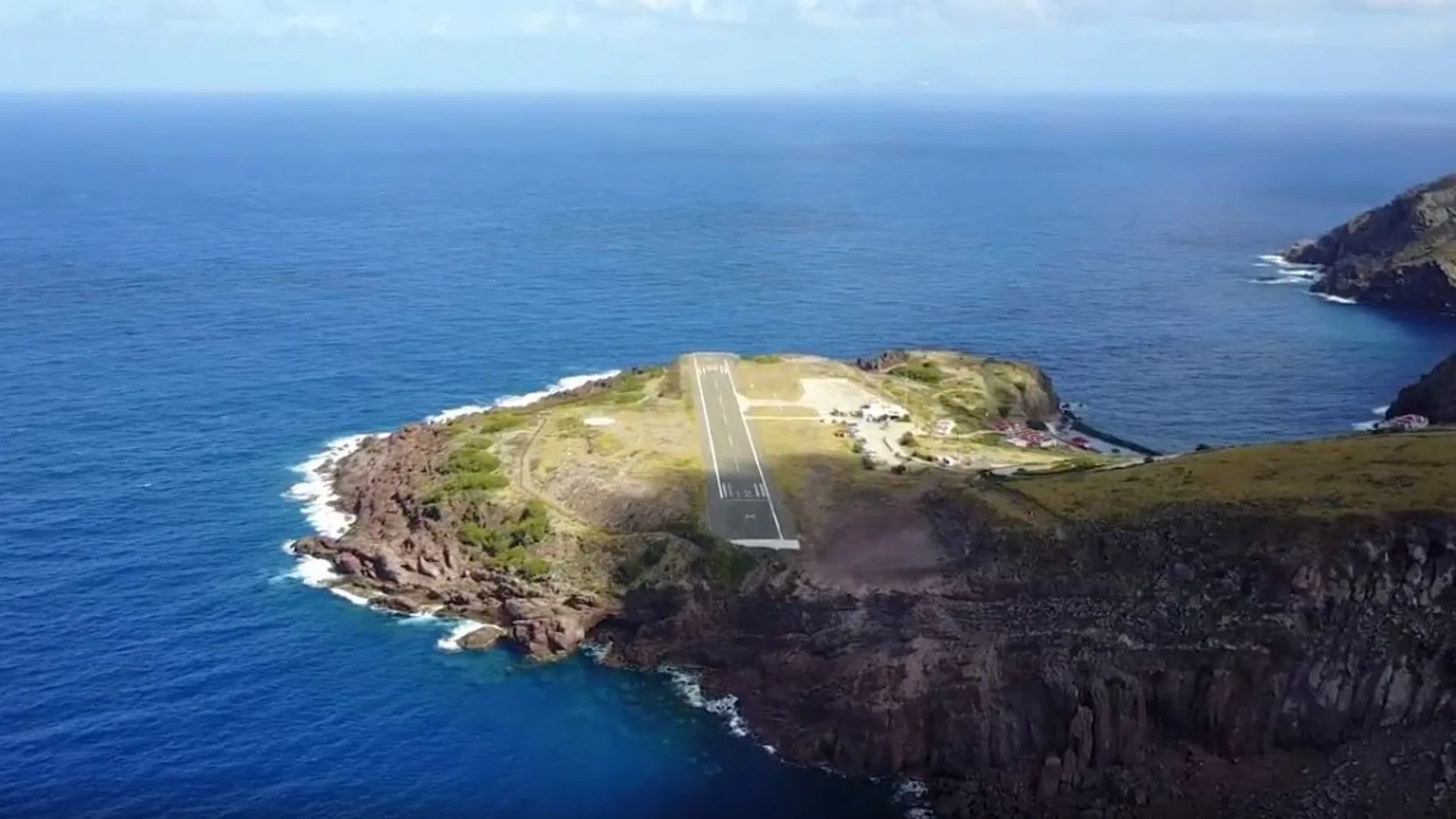 Toma desde una aeronave antes aterrizar en la pista más corta del mundo en el Aeropuerto de Saba / YouTube