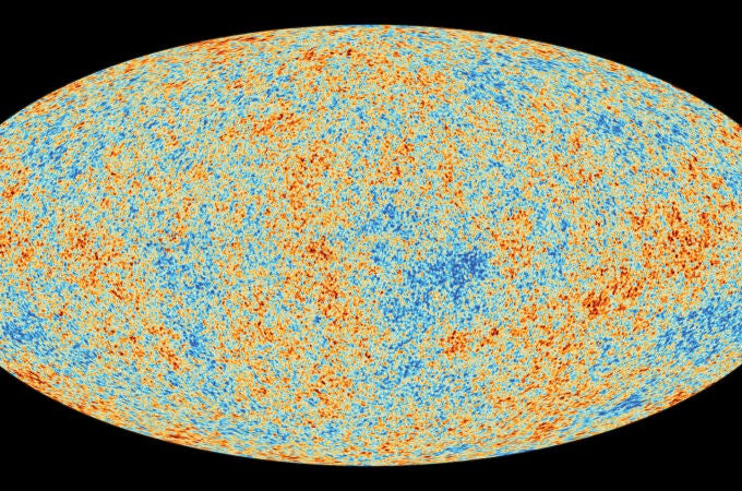 El fondo cósmico de microondas es un “mapamundi del universo observable” tal y como era cuando tenía 379.000 años. En él vemos zonas más más calientes y densas (en azul, la escala es contraria a la intuición) y otras más frías y difusas (rojo), pero la escala está exagerada para que podamos apreciar las diferencias. En realidad, la diferencia entre las regiones más rojas y las más azules es de menos de una milésima de grado.