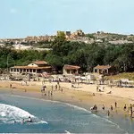 Playa de Altafulla a mediados de los 60. Al fondo se puede ver la silueta del Castillo.