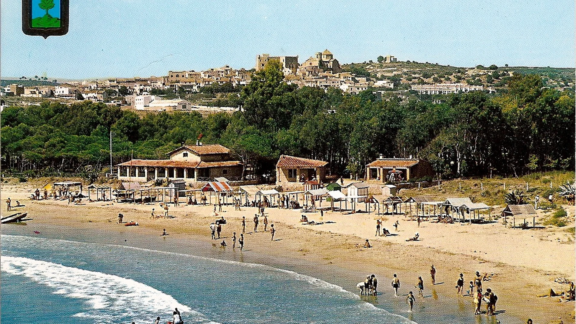 Playa de Altafulla a mediados de los 60. Al fondo se puede ver la silueta del Castillo.