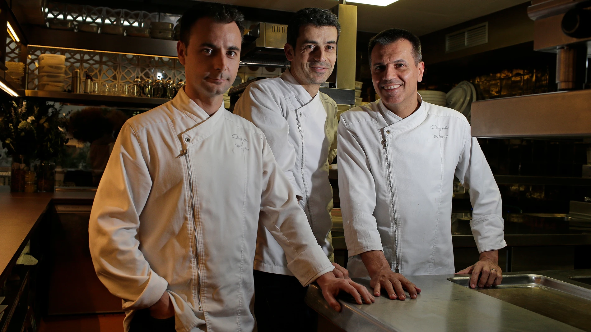 LOS COCINEROS ORIOL CASTRO, EDUARD XATRUCH Y MATEU CASAÑAS EN EL RESTAURANTE DISFRUTAR DE BARCELONA