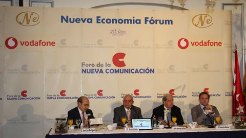 Juan Caño y Javier Fernández del Moral, en el centro de la mesa que ayer presidió el Foro de la Nueva Comunicación / Foto: Nueva Economía Fórum