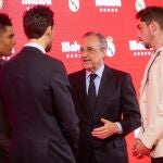 GEl presidente del Real Madrid, Florentino Pérez (c), conversa con el embajador del conjunto blanco y de la Fundación, Álvaro Arbeloa, y los jugadores, el brasileño Casemiro (i) y el uruguayo Federico Valverde (d)