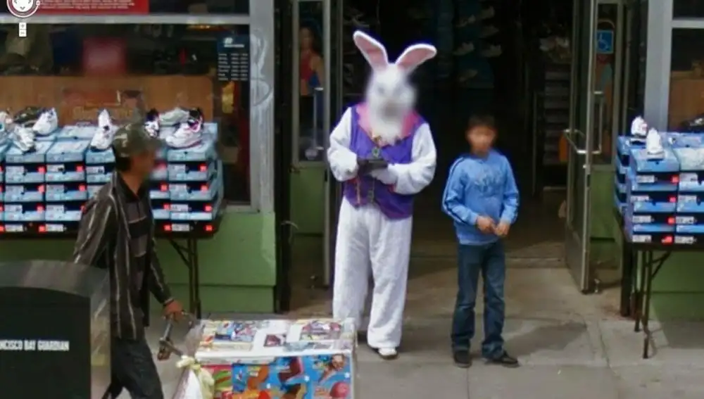 Un hombre disfrazado de conejo gigante también ha causado furor en las redes