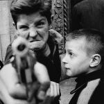 Una de las icónicas imágenes de William Klein que se pueden ver en la exposición