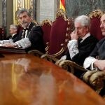 El presidente del Tribunal Supremo (TS) y del Consejo General del Poder Judicial (CGPJ), Carlos Lesmes (c), y el juez Manuel Marchena (d), entre otros, durante la toma de posesión de Álvaro García Ortiz como fiscal de Sala jefe de la Secretaría Técnica de la Fiscalía General del Estado.