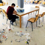 Vista de la suciedad y basura que se acumulan estos días en la Universidad de Málaga