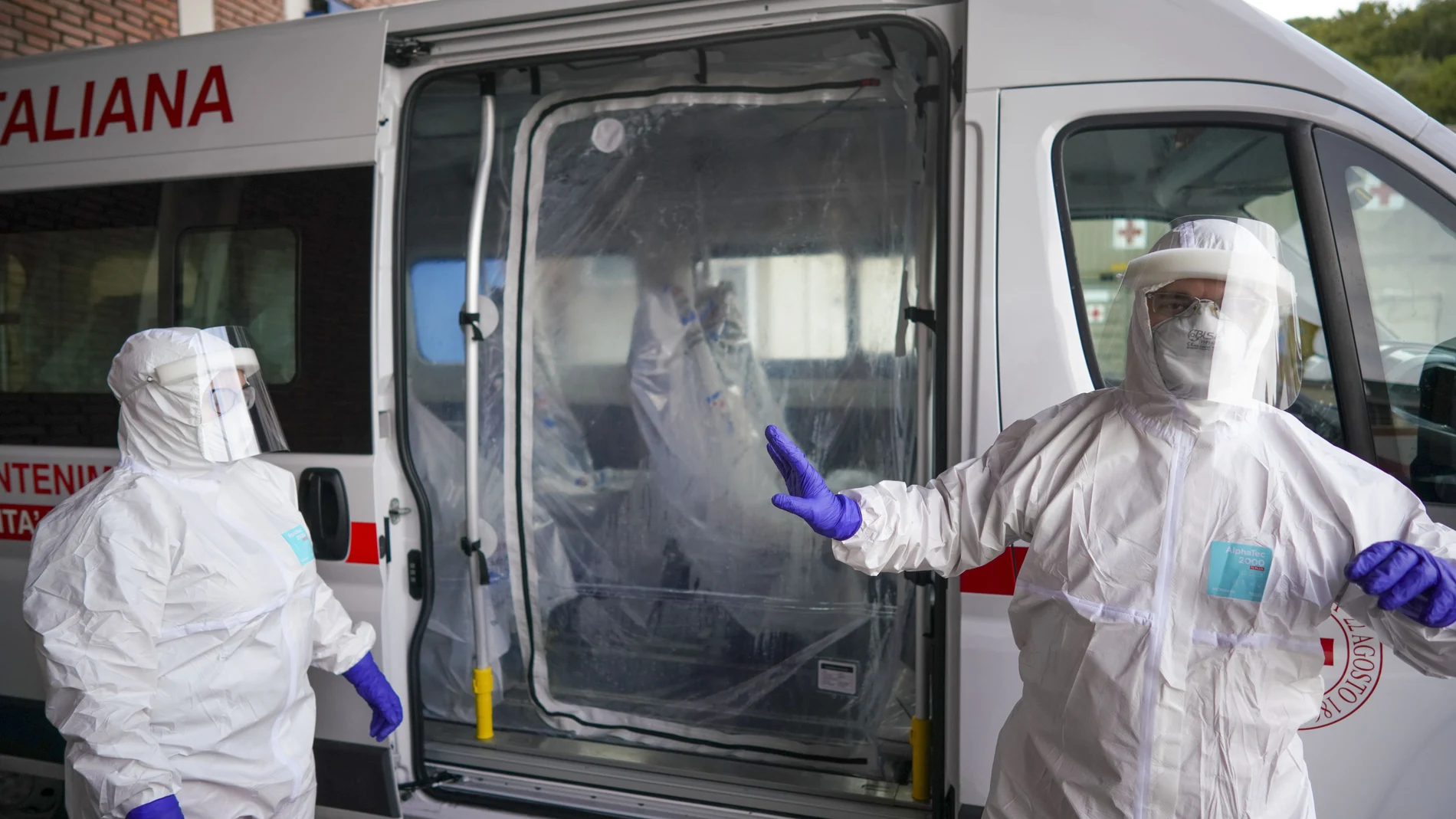 Perosnal de la Cruz Roja se prepara en Italia ante el avance del coronavirus.