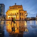 Dos atletas populares corren por los alrededores de la Ópera en Frankfurt