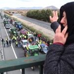 Cientos de agricultores con sus tractores cortando la autovía A-92N, en el límite entre Granada y Almería