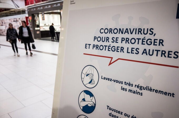 Un letrero informa sobre las medidas básicas de protección contra el coronavirus en el supermercado Auchan en Creil, región de Oise, al norte de París (EFE/EPA/CHRISTOPHE PETIT TESSON)