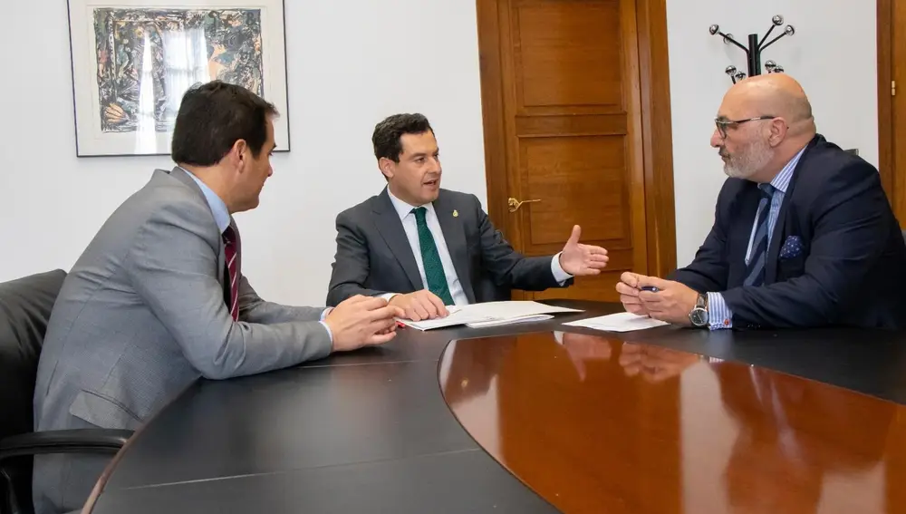 Juanma Moreno (c.), Alejandro Hernández (d.) y José Antonio Nieto (i.), durante la reunión