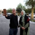 Iman Yassin Khatib posa para un selfie con un seguidor en Nazaret
