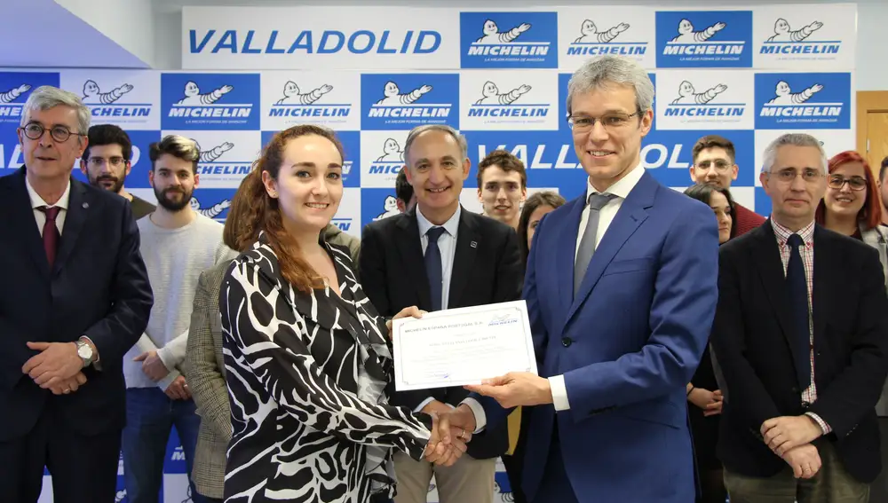 Bruno Arias, director de Michelin en Valladolid, entrega uno de los diplomas a una estudiante que ha hecho prácticas en la empresa