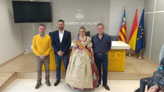 La Fallera Mayor de Valencia, Consuelo Llobell, junto al concejal de Cultura Festiva, Carlos Galiana