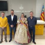 La Fallera Mayor de Valencia, Consuelo Llobell, junto al concejal de Cultura Festiva, Carlos Galiana